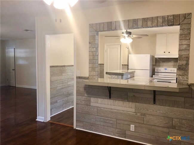 Photo - 1002 Hazelton St