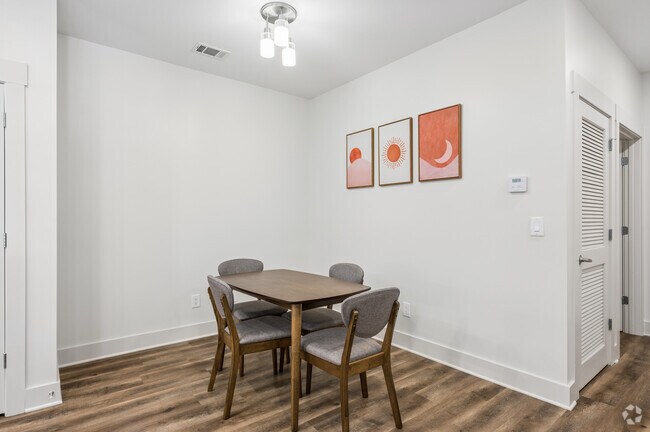 1BR, 1BA - 942SF - Dining Area