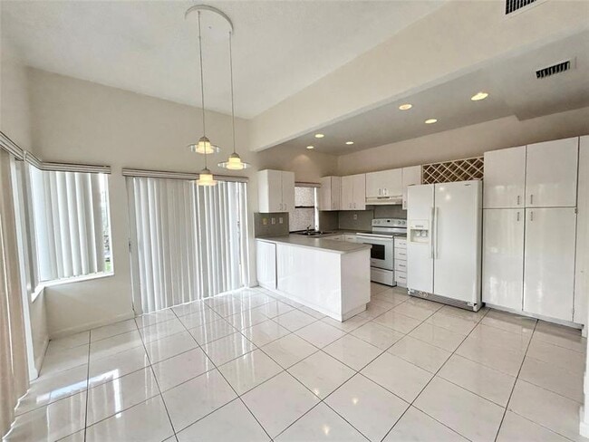 Building Photo - 4850 SW 63rd Terrace Unit 231