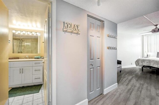 Photo - 100 Golden Isles Dr Unidad 815