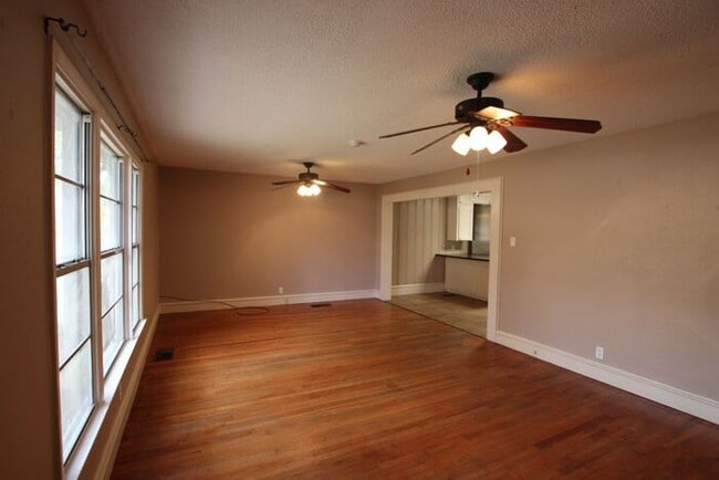 Photo - Charming 3 Bedroom 2 Bath Near TJC!