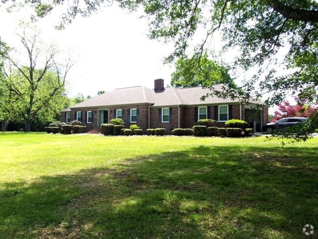 Building Photo - Spacious 3 Bedroom Brick Ranch Minutes fro... Rental