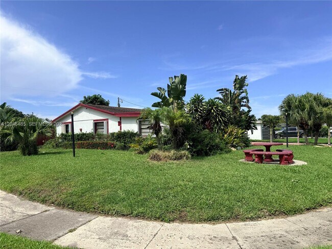 Photo - 323 NW 4th Pl