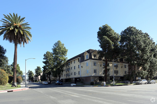 Building Photo - Harvard Rental