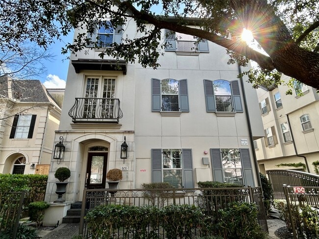 Building Photo - 4031 Bellefontaine Unit 101