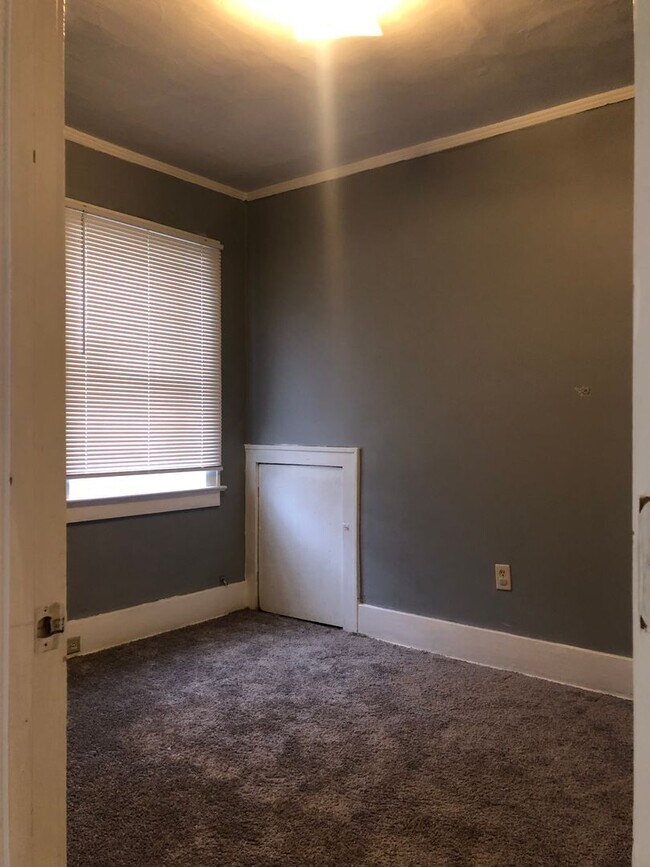 Photo - South Side Upper Duplex!