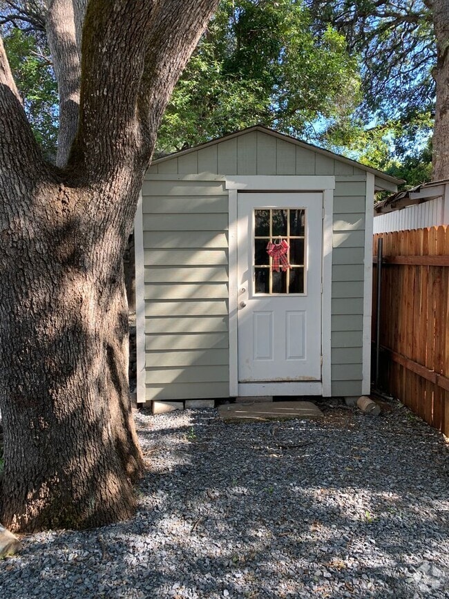 Building Photo - Remodeled/ private setting Rental