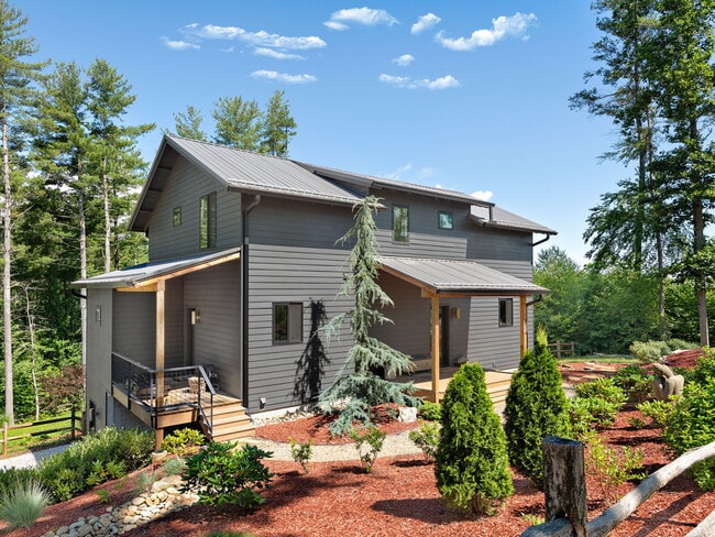 Building Photo - Creek Side *Unfurnished