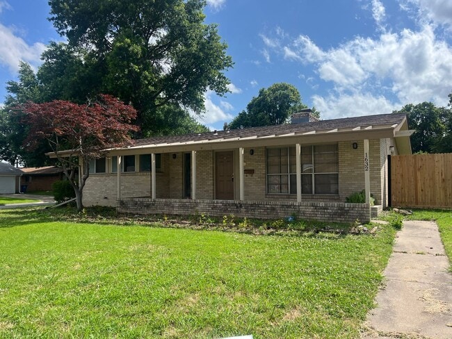 Building Photo - Light, bright, & Move- In ready with ultimate flexibility!