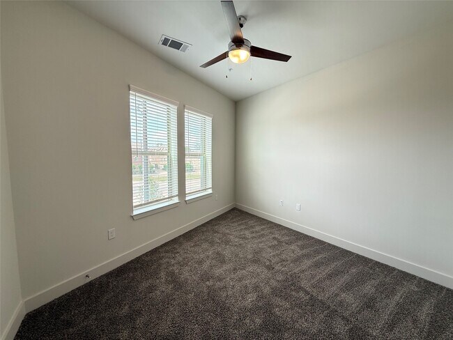 Photo - 641 W Crosstimbers St