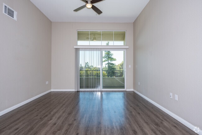 11B 1BR, 1BA - 792SF - Living Room