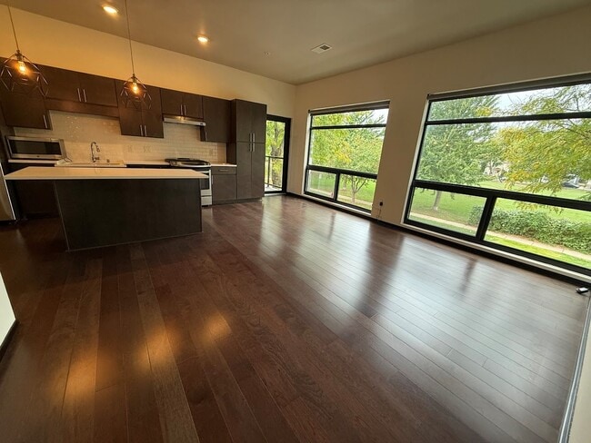 Building Photo - 825 E Mifflin St Unit #204
