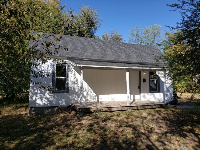 Building Photo - Spacious 2-Bedroom, 1-Bathroom Home AVAILABLE NOW!!