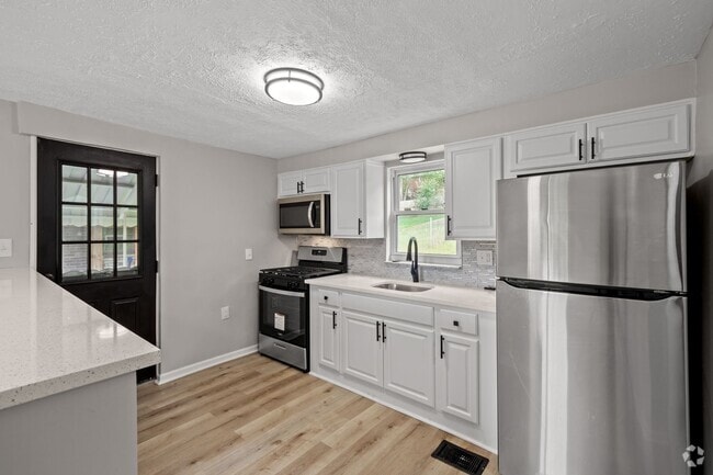 Building Photo - Stunning 3 bedroom home in Penn Hills avai...