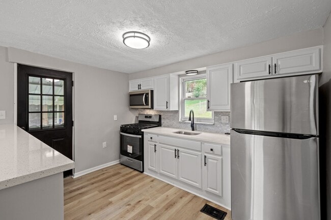 Stunning 3 bedroom home in Penn Hills avai... - Stunning 3 bedroom home in Penn Hills avai...
