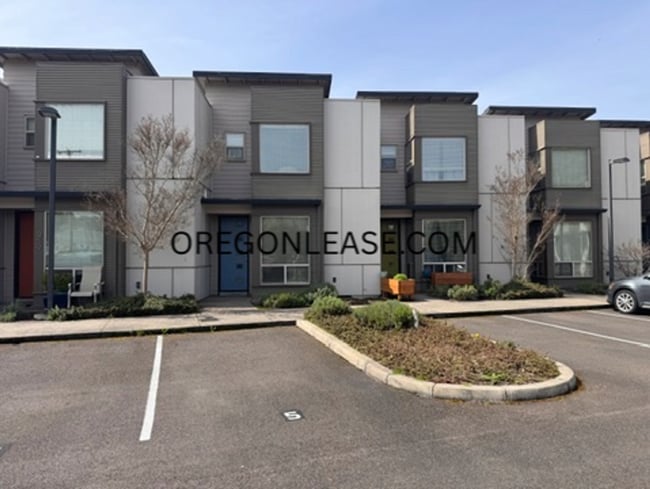 Building Photo - 2 bedroom 2.5 bath townhouse in Cal Young Area