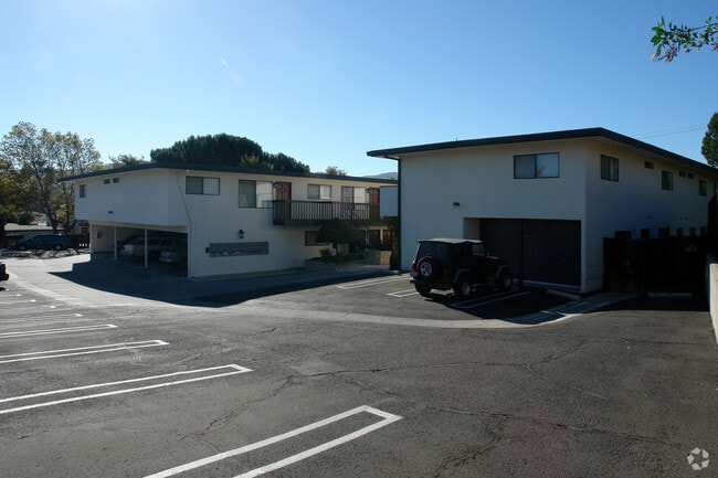 Amberwood Apartments - Amberwood Apartments