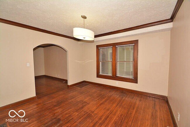 Photo - 4905 Broadway St