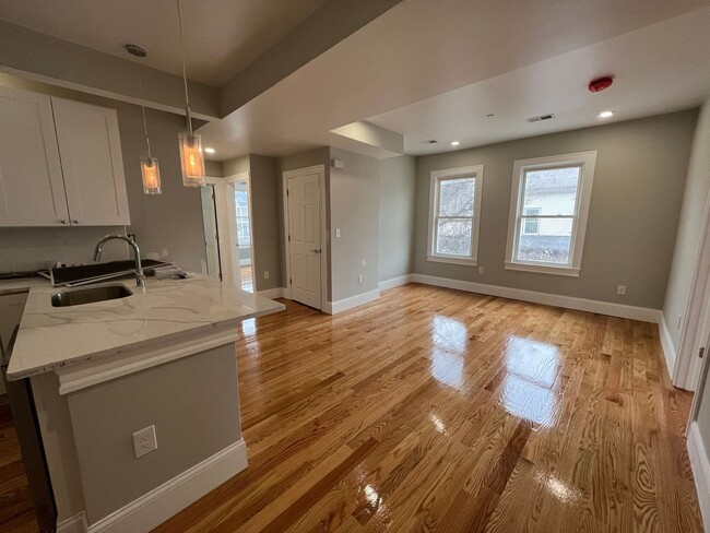 Building Photo - No Brokers Fee, In-Unit Washer and Dryer, Eat-in Kitchen