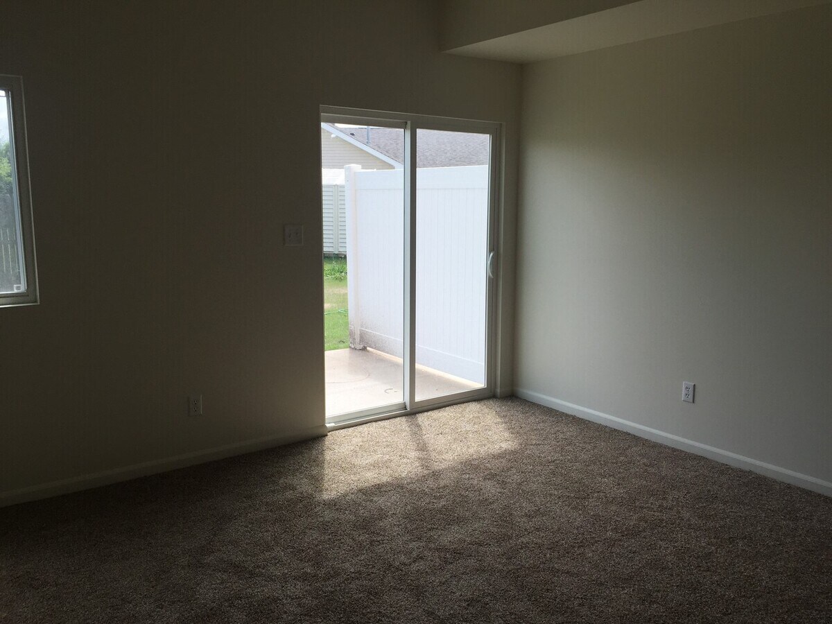 Photo - 808 Commercial