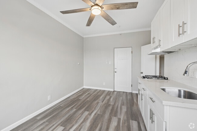 Studio, 1BA - 225SF - Living Space - Hollywood Melrose Apartments