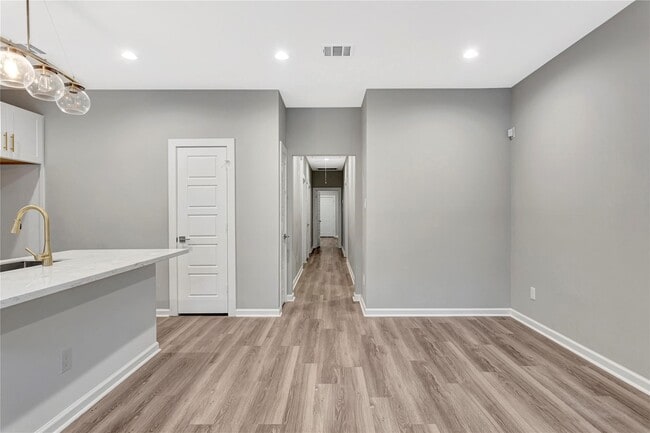 Photo - 6813 Liverpool St