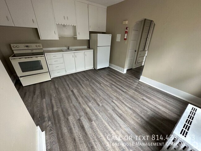 Building Photo - 239 E 10th St Unit 4 Rental