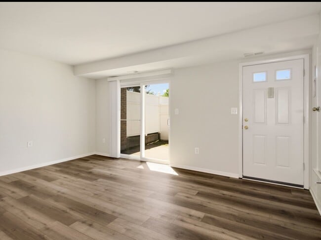 Upgraded Townhome - Entry & Living
