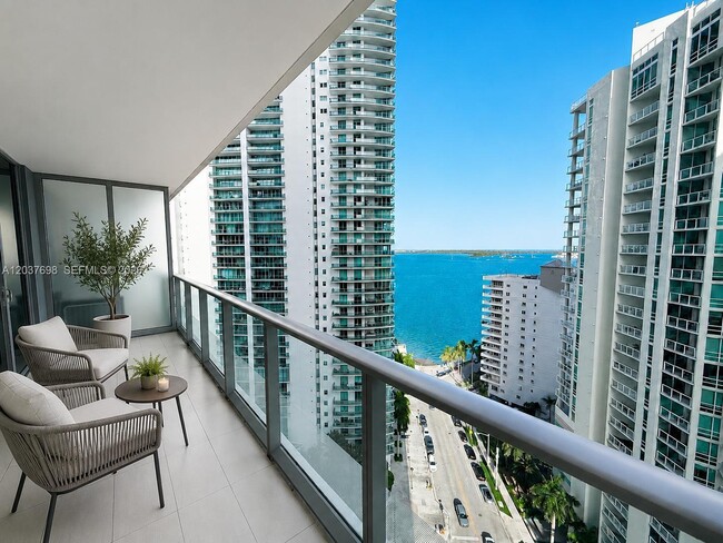 Building Photo - 1300 Brickell Bay Dr Unit 1904