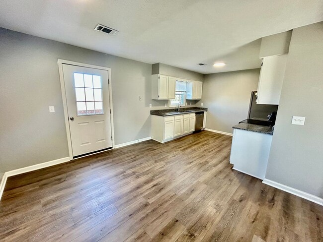 Photo - Modern 3BR Apartment in Richmond!
