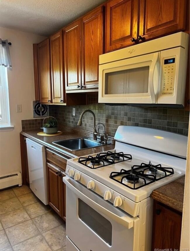 Kitchen Stove and Sink - 70 Farmington Ave Unit 4u