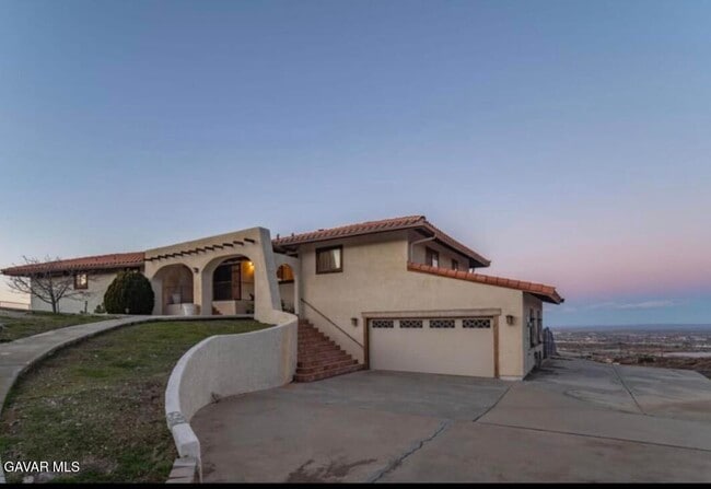 Building Photo - 1055 Lakeview Dr