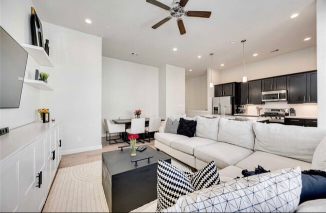 Photo - 108 Knightsbridge Park Ln