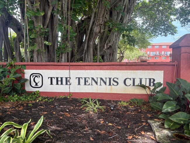 Building Photo - 680 Tennis Club Dr Unit 303