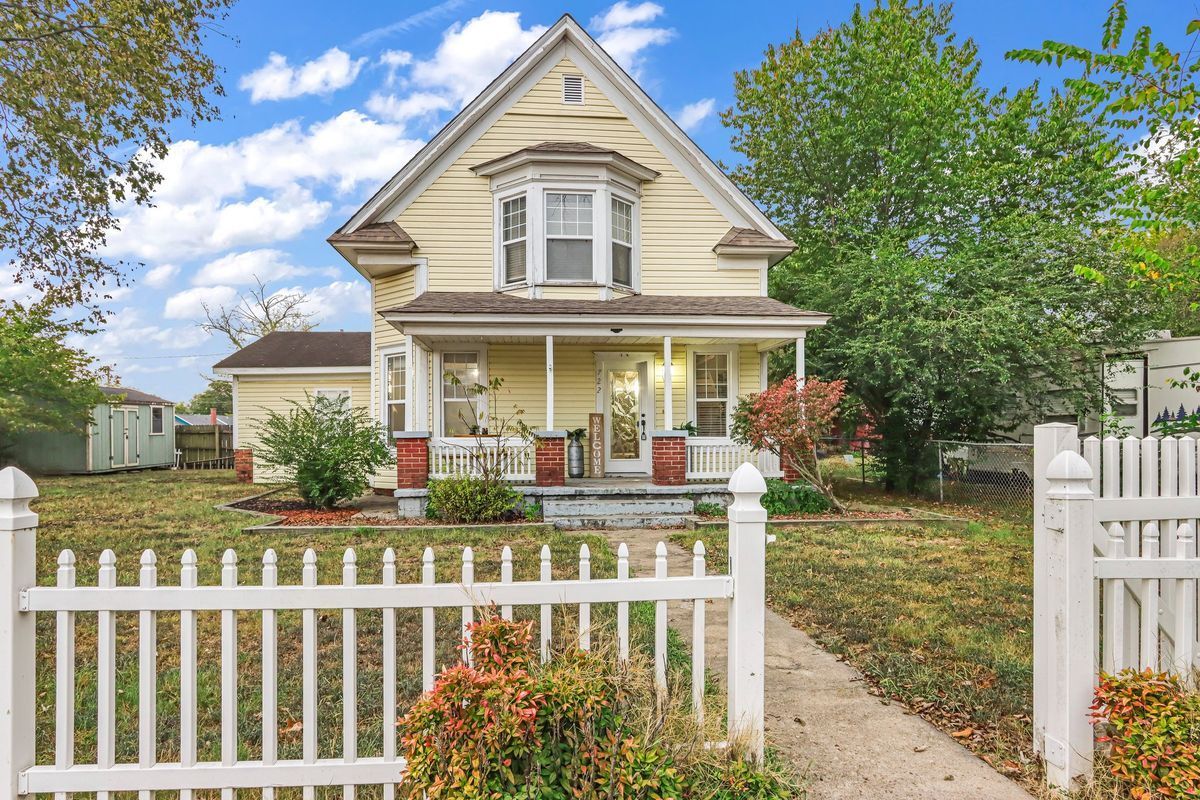 Photo - 722 S College St House