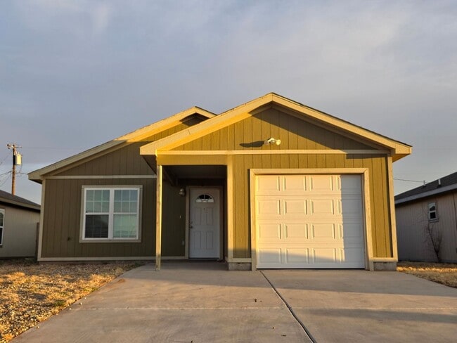 Building Photo - PRE-LEASE SPECIAL: Cozy 3-Bedroom, 2-Bathroom Home with Garage in East Lubbock