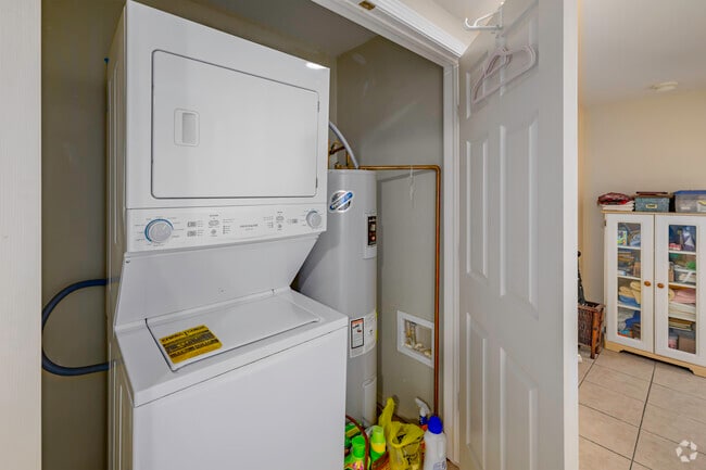 2BR, 2BA - 1,000SF - In Unit Laundry