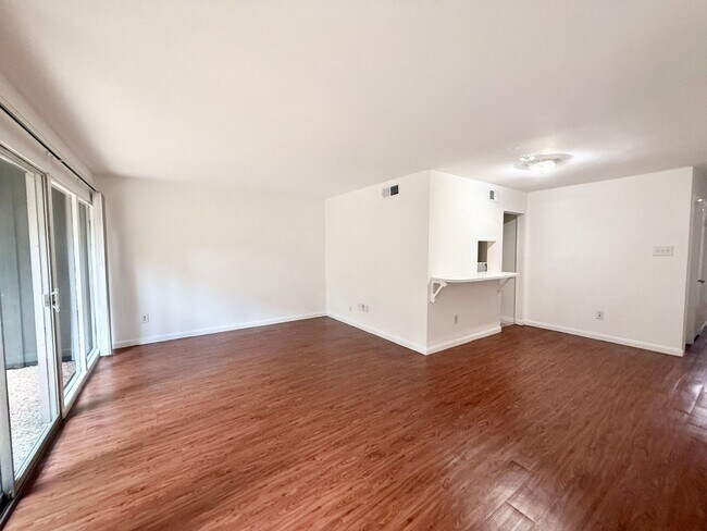 Photo - Modern 2/2.5/1 Townhome Across From The Me...