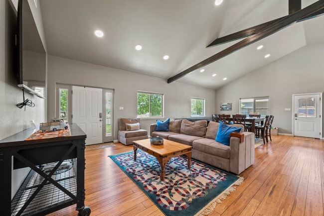 Building Photo - 1736 W Live Oak St Unit ID1253747P