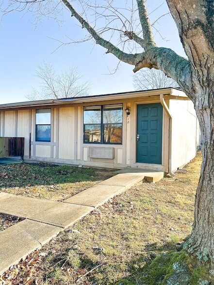 Building Photo - 2421 Madison St Unit 18