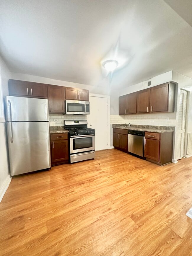 4408 Hazel 2 bedroom - 900 W Montrose Ave