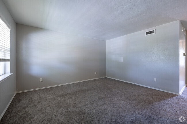 B5 1BR, 1BA - 625SF - Living Room