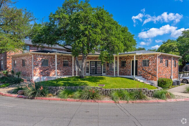 Oficina de arrendamiento - The Estates at Ridglea Hills