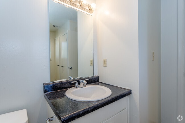 1BR, 1BA - 790 SF