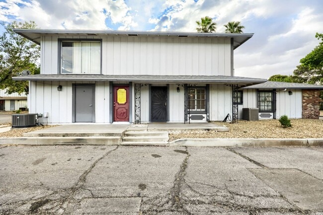 Building Photo - Cozy 2-Bedroom Apartment with Community Amenities