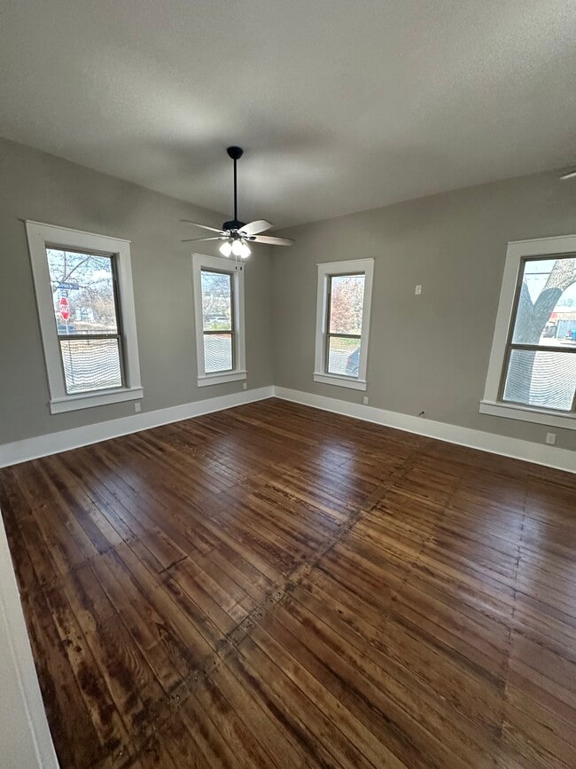 Photo - 202 Hunstock Ave