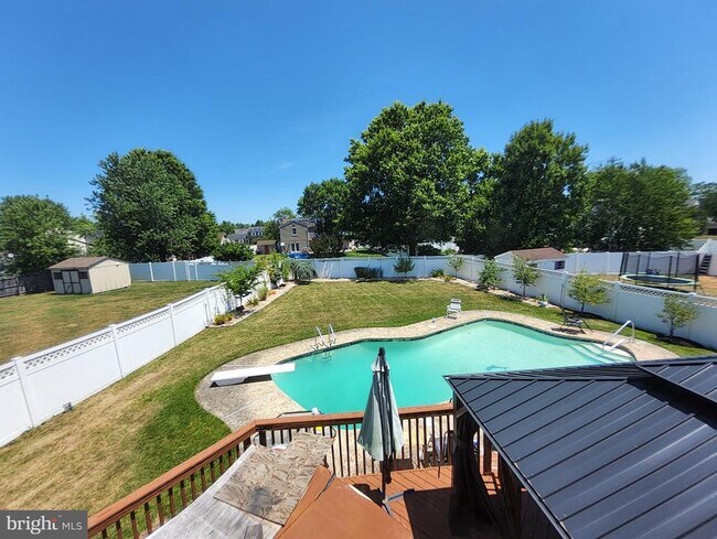 Photo - 504 Parliament Rd