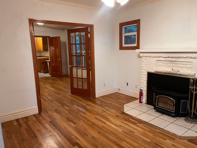 Building Photo - Cozy 2 Bedroom Home Nestled Between Greenlake and the Woodland Park Zoo