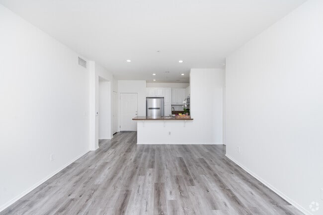 2BR, 2BA - 1007SF - Living Room