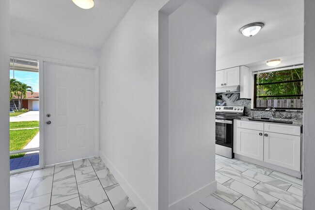 Photo - 498 NE 42nd St